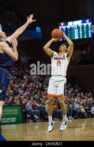 Dezember 29, 2019: Virginia Cavaliers guard Kihei Clark (0) schießt von der Oberseite der Lack beim NCAA Basketball Aktion zwischen den Marinemidshipmen und der Virginia Kavaliere an der John Paul Jones Arena Charlottesville, VA. Jonathan Huff/CSM. Stockfoto