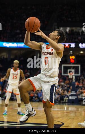 Dezember 29, 2019: Virginia Cavaliers guard Kihei Clark (0) geht oben für ein layup während der NCAA Basketball Aktion zwischen den Marinemidshipmen und der Virginia Kavaliere an der John Paul Jones Arena Charlottesville, VA. Jonathan Huff/CSM. Stockfoto