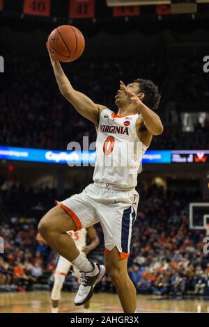 Dezember 29, 2019: Virginia Cavaliers guard Kihei Clark (0) geht oben für ein layup während der NCAA Basketball Aktion zwischen den Marinemidshipmen und der Virginia Kavaliere an der John Paul Jones Arena Charlottesville, VA. Jonathan Huff/CSM. Stockfoto