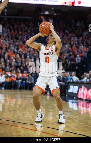 Dezember 29, 2019: Virginia Cavaliers guard Kihei Clark (0) schießt für drei während der NCAA Basketball Aktion zwischen den Marinemidshipmen und der Virginia Kavaliere an der John Paul Jones Arena Charlottesville, VA. Jonathan Huff/CSM. Stockfoto