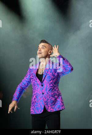 Robbie Williams unterhält einen ausverkauft Die 2019 Hits Live Event in Manchester. Stockfoto