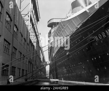 Die SS Normandie, am Dock in New York, während der Prozess der wieder eingebaut wird, als Truppentransporter im Zweiten Weltkrieg zu dienen. Das Datum des Fotos ist ungewiss, aber es ist eindeutig vor das Feuer, das das Schiff im Februar 1942 belagert Stockfoto