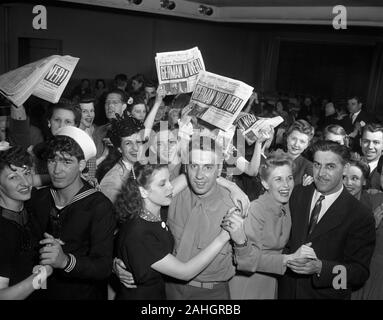 Servicement und andere Feiern die Kapitulation Deutschlands im Zweiten Weltkrieg, in Akron Ohio am 7. Mai 1945 Stockfoto