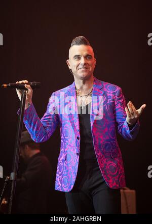 Robbie Williams unterhält einen ausverkauft Die 2019 Hits Live Event in Manchester. Stockfoto