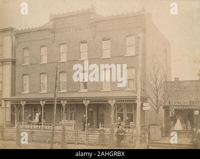 Antike c 1890 Foto, "Haus der Zeit Wylie Sekretär der Eisenbahn YMCA in Scranton, Pennsylvania." Neben A.B. Ralph Lebensmittel. Quelle: original Foto Stockfoto