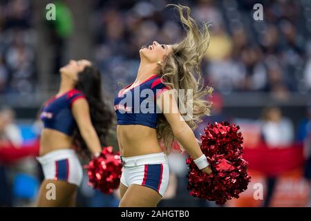 Houston, TX, USA. 29 Dez, 2019. Die Houston Texans Cheerleadern durchführen, bevor ein NFL Football Spiel zwischen der Tennessee Titans und der Houston Texans an NRG Stadion in Houston, TX. Die Titans gewann das Spiel 35 zu 14. Trask Smith/CSM/Alamy leben Nachrichten Stockfoto