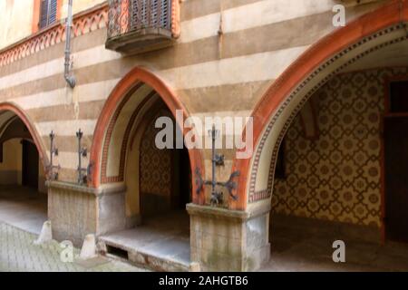 Terrakotta Fassade in einem Palast eingerichtet, Nord Italien. Stockfoto