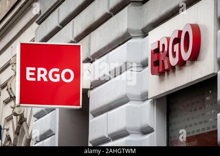 Prag, Tschechien - NOVEMBER 2, 2019: Ergo Pojistovna Logo auf Ihr Büro für Prag, Ergo Pojistovna ist eine tschechische Versicherungsgesellschaft mit verschiedenen Plug-Ins Stockfoto