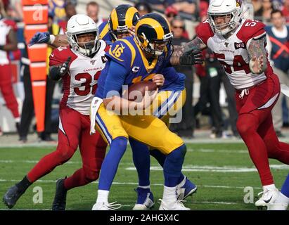Los Angeles, USA. 29 Dez, 2019. Rams Jared Goff ist entlassen von Kardinälen Bubba Baker (L) an der Los Angeles Memorial Coliseum Sonntag, 29 Dezember, 2019. Die Rams besiegt die Kardinäle 31-24. Foto von Jon SooHoo/UPI Quelle: UPI/Alamy leben Nachrichten Stockfoto