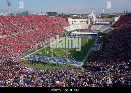 Los Angeles, USA. 29 Dez, 2019. Die Los Angeles Rams geben Sie das Feld für Ihre letzten Heimspiel im Los Angeles Memorial Coliseum Sonntag, 29 Dezember, 2019. Die Rams besiegten die Arizona Cardinals 31-24. Foto von Jon SooHoo/UPI Quelle: UPI/Alamy leben Nachrichten Stockfoto