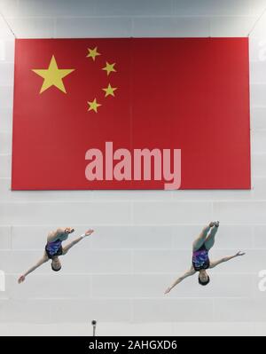 Peking, China. 28 Dez, 2019. Wang Han (L)/Shi Tingmao konkurrieren während der Frauen 3m synchro Sprungbrett endgültig von einem Test Veranstaltung der Chinesischen Diving Team in Peking statt, der Hauptstadt von China, am 04.12.28., 2019. Credit: Meng Yongmin/Xinhua/Alamy leben Nachrichten Stockfoto