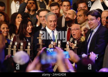 (191230) - Peking, 30. Dez., 2019 (Xinhua) -- Israels Premierminister und Chef der Likud-partei von Benjamin Netanyahu (C) nimmt an einer Veranstaltung der 8. Nacht der Jüdischen festival Hanukkah Kennzeichnung mit Anhänger und Diener seiner Partei in Tel Aviv, Israel, am 04.12.29., 2019. (Gideon Markowicz/JINI über Xinhua) Stockfoto