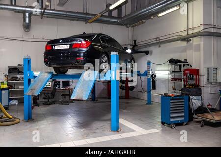 Nowosibirsk, Russland - 08.01.2018: Gebrauchtes Auto BMW steht auf dem Stand der Spur Konvergenz des Autos in der Werkstatt für die Instandsetzung von Fahrzeugen Auto Stockfoto
