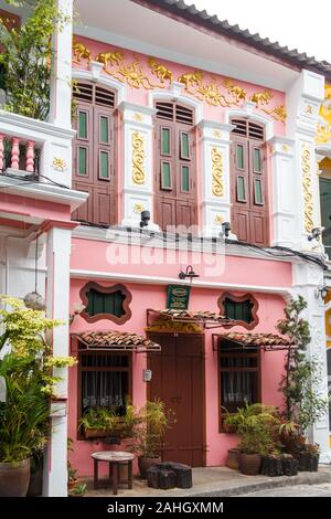 Phuket, Thailand - 22. Februar 2013: restaurierte Sino portugiesische Architektur in Soi Rommanee. Die Straße war ein ehemaliges Rotlichtviertel. Stockfoto