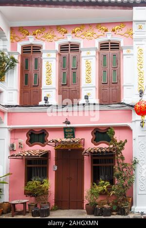 Phuket, Thailand - 22. Februar 2013: restaurierte Sino portugiesische Architektur in Soi Rommanee. Die Straße war ein ehemaliges Rotlichtviertel. Stockfoto