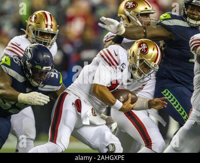 Seattle, USA. 29 Dez, 2019. Seattle Seahawks defensiver Quinton Jefferson (99) Säcke San Francisco 49ers quarterback Jimmy Garoppolo (10) im ersten Quartal bei CenturyLink Feld am Sonntag, 22. Dezember 2019 in Seattle, Washington. Foto von Jim Bryant/UPI Quelle: UPI/Alamy leben Nachrichten Stockfoto