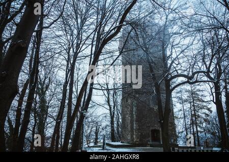 Piast-Turm in der Winterlandschaft im Süden Polens Stockfoto