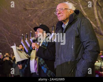 Des Moines, Iowa, USA. 29 Dez, 2019. US-Senator Bernie Sanders (Ind-VT), rechts, hört zu, Rabbi YOSSI JACOBSON sprechen über die Einheit während der hanukah Urlaub am Des Moines Menorah lighting Sonntag Nacht. Sen Sanders ist in Iowa Wahlkampf der demokratischen Präsidentenkandidaten im Jahr 2020 zu werden. Iowa ist Gastgeber der ersten Auswahl bei den Präsidentschaftswahlen. Die Iowa Caucuses sind Feb 3, 2020. Credit: Jack Kurtz/ZUMA Draht/Alamy leben Nachrichten Stockfoto