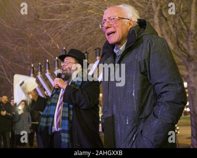 Des Moines, Iowa, USA. 29 Dez, 2019. US-Senator Bernie Sanders (Ind-VT), rechts, hört zu, Rabbi YOSSI JACOBSON sprechen über die Einheit während der hanukah Urlaub am Des Moines Menorah lighting Sonntag Nacht. Sen Sanders ist in Iowa Wahlkampf der demokratischen Präsidentenkandidaten im Jahr 2020 zu werden. Iowa ist Gastgeber der ersten Auswahl bei den Präsidentschaftswahlen. Die Iowa Caucuses sind Feb 3, 2020. Credit: Jack Kurtz/ZUMA Draht/Alamy leben Nachrichten Stockfoto