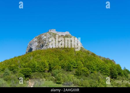 Festung Montsegur liegt auf einem Felsvorsprung thront Stockfoto