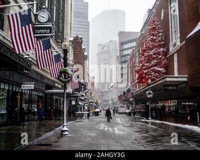 Die Leute schlendern Um ein Boston Einkaufsviertel in einem Schneesturm Stockfoto