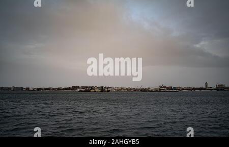 Baumaschinen auf einem Dock im Winter Stockfoto