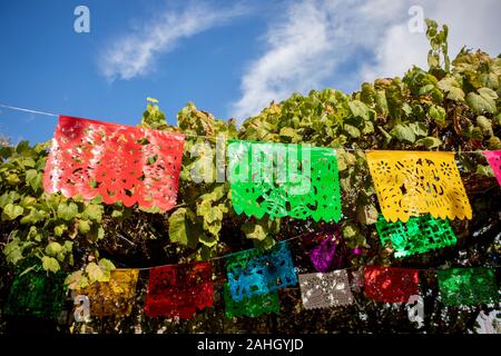 Papel picado Fahnen gegen den blauen Himmel Stockfoto