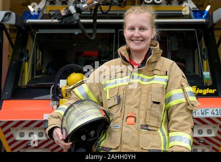 Hamburg, Deutschland. 28 Nov, 2019. Katharina Hein, der einzige Flughafen Feuerwehrmann im Team am Flughafen Hamburg, steht vor einem Notfall Fahrzeug. (Dpa' Hamburgs einzige Flughafen Feuerwehrmann - einer von 90 Männern') Quelle: Axel Heimken/dpa/Alamy leben Nachrichten Stockfoto