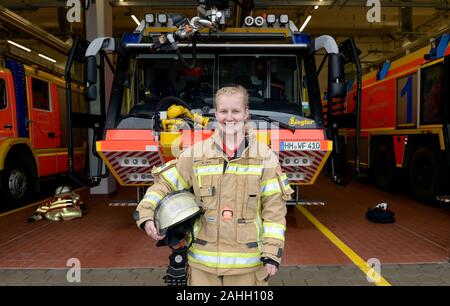 Hamburg, Deutschland. 28 Nov, 2019. Katharina Hein, der einzige Flughafen Feuerwehrmann im Team am Flughafen Hamburg, steht vor einem Notfall Fahrzeug. (Dpa' Hamburgs einzige Flughafen Feuerwehrmann - einer von 90 Männern') Quelle: Axel Heimken/dpa/Alamy leben Nachrichten Stockfoto
