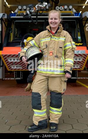 Hamburg, Deutschland. 28 Nov, 2019. Katharina Hein, der einzige Flughafen Feuerwehrmann im Team am Flughafen Hamburg, steht vor einem Notfall Fahrzeug. (Dpa' Hamburgs einzige Flughafen Feuerwehrmann - einer von 90 Männern') Quelle: Axel Heimken/dpa/Alamy leben Nachrichten Stockfoto