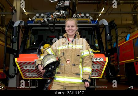 Hamburg, Deutschland. 28 Nov, 2019. Katharina Hein, der einzige Flughafen Feuerwehrmann im Team am Flughafen Hamburg, steht vor einem Notfall Fahrzeug. (Dpa' Hamburgs einzige Flughafen Feuerwehrmann - einer von 90 Männern') Quelle: Axel Heimken/dpa/Alamy leben Nachrichten Stockfoto