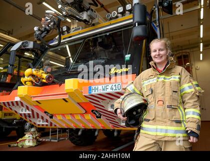 Hamburg, Deutschland. 28 Nov, 2019. Katharina Hein, der einzige Flughafen Feuerwehrmann im Team am Flughafen Hamburg, steht vor einem Notfall Fahrzeug. (Dpa' Hamburgs einzige Flughafen Feuerwehrmann - einer von 90 Männern') Quelle: Axel Heimken/dpa/Alamy leben Nachrichten Stockfoto