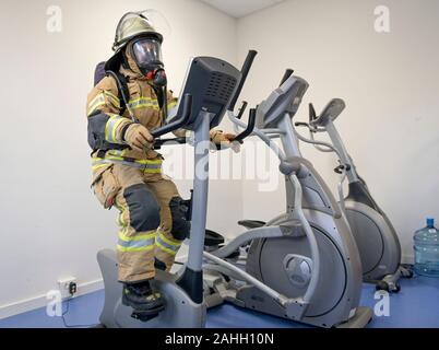 Hamburg, Deutschland. 28 Nov, 2019. Katharina Hein, der einzige Flughafen Feuerwehrmann im Team am Flughafen Hamburg, steht vor einem Notfall Fahrzeug. (Dpa' Hamburgs einzige Flughafen Feuerwehrmann - einer von 90 Männern') Quelle: Axel Heimken/dpa/Alamy leben Nachrichten Stockfoto