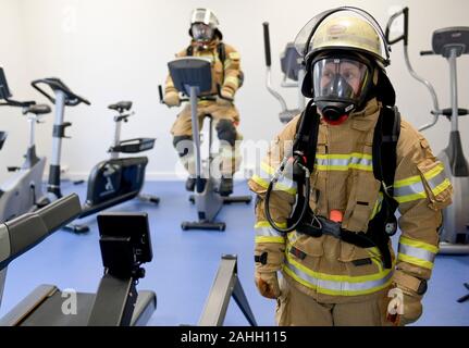 Hamburg, Deutschland. 28 Nov, 2019. Katharina Hein, der einzige Flughafen Feuerwehrmann im Team am Flughafen Hamburg, steht vor einem Notfall Fahrzeug. (Dpa' Hamburgs einzige Flughafen Feuerwehrmann - einer von 90 Männern') Quelle: Axel Heimken/dpa/Alamy leben Nachrichten Stockfoto