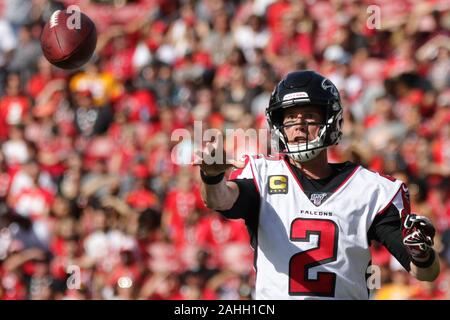 Tampa, Florida, USA. 29 Dez, 2019. Atlanta Falcons quarterback Matt Ryan (2) passt den Ball während der NFL Spiel zwischen den Atlanta Falcons und die Tampa Bay Buccaneers bei Raymond James Stadium in Tampa, Florida statt. Andrew J. Kramer/CSM/Alamy leben Nachrichten Stockfoto