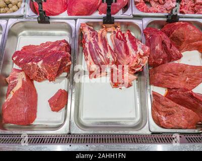 Frisches Rindfleisch und Rippen für den Verkauf im Supermarkt Stockfoto