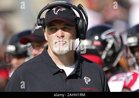 Tampa, Florida, USA. 29 Dez, 2019. Atlanta Falcons Head Coach Dan Quinn sieht während der NFL Spiel zwischen den Atlanta Falcons und die Tampa Bay Buccaneers bei Raymond James Stadium in Tampa, Florida statt. Andrew J. Kramer/CSM/Alamy leben Nachrichten Stockfoto