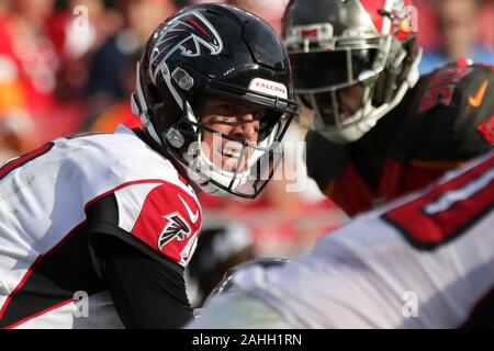 Tampa, Florida, USA. 29 Dez, 2019. Atlanta Falcons quarterback Matt Ryan (2) an der Line of Scrimmage während der NFL Spiel zwischen den Atlanta Falcons und die Tampa Bay Buccaneers bei Raymond James Stadium in Tampa, Florida statt. Andrew J. Kramer/CSM/Alamy leben Nachrichten Stockfoto