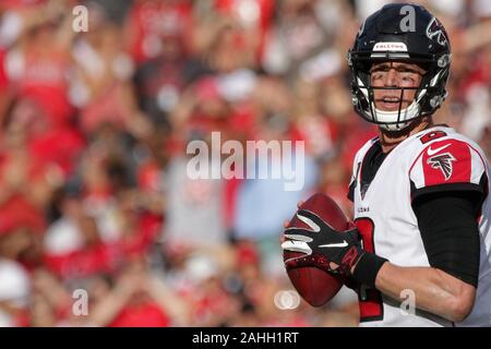 Tampa, Florida, USA. 29 Dez, 2019. Atlanta Falcons quarterback Matt Ryan (2) sieht während der NFL Spiel zwischen den Atlanta Falcons und die Tampa Bay Buccaneers bei Raymond James Stadium in Tampa, Florida statt. Andrew J. Kramer/CSM/Alamy leben Nachrichten Stockfoto