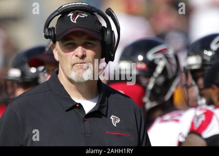 Tampa, Florida, USA. 29 Dez, 2019. Atlanta Falcons Head Coach Dan Quinn sieht während der NFL Spiel zwischen den Atlanta Falcons und die Tampa Bay Buccaneers bei Raymond James Stadium in Tampa, Florida statt. Andrew J. Kramer/CSM/Alamy leben Nachrichten Stockfoto