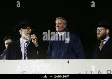 Brooklyn, New York, USA. 29 Dez, 2019. New York City Bürgermeister Bill De Blasio, New York City Public Advocate Jumanee Williams, New York Kongress Mitglied Yvette Clark und Gebietsansässigen der Gemeinschaft teilnehmen Die menorah Lighting für die letzte Nacht von Hanukkah in Grand Army Plaza am 29. Dezember 2019 in der Prospect Heights Abschnitt von New York City. Quelle: MPI 43/Media Punch/Alamy leben Nachrichten Stockfoto