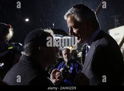 Brooklyn, New York, USA. 29 Dez, 2019. New York City Bürgermeister Bill De Blasio, New York City Public Advocate Jumanee Williams, New York Kongress Mitglied Yvette Clark und Gebietsansässigen der Gemeinschaft teilnehmen Die menorah Lighting für die letzte Nacht von Hanukkah in Grand Army Plaza am 29. Dezember 2019 in der Prospect Heights Abschnitt von New York City. Quelle: MPI 43/Media Punch/Alamy leben Nachrichten Stockfoto