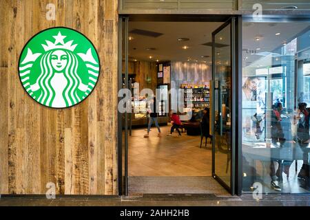 SHENZHEN, China - ca. Februar 2019: Eingang zu Starbucks in Shenzhen. Stockfoto