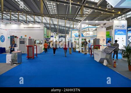 SHENZHEN, China - ca. November 2019: Innenraum geschossen von China Hi-Tech Fair 2019 im Shenzhen Convention & Exhibition Center. Stockfoto