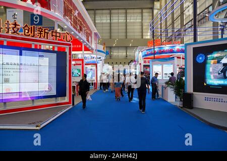 SHENZHEN, China - ca. November 2019: Innenraum geschossen von China Hi-Tech Fair 2019 im Shenzhen Convention & Exhibition Center. Stockfoto