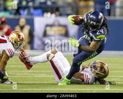 Seattle, USA. 29 Dez, 2019. Seattle Seahawks zurück laufen Marshawn Lynch (24) ist oben ausgelöst durch San Francisco 49ers cornerback Richard Sherman (25.) Nach einer kurzen Vier yard Gewinn im dritten Quartal bei CenturyLink Feld am Sonntag, 29 Dezember, 2019 in Seattle, Washington. Die 49ers schlagen die Seahawks 26-21. Foto von Jim Bryant/UPI Quelle: UPI/Alamy leben Nachrichten Stockfoto