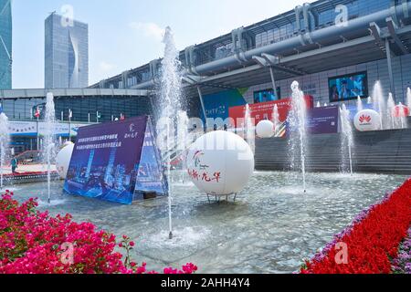 SHENZHEN, China - CA. NOVEMBER, 2019: Blick von Shenzhen Convention & Exhibition Center in China Hi-Tech Fair 2019. Stockfoto