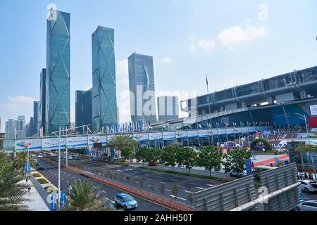 SHENZHEN, China - CA. NOVEMBER, 2019: Blick von Shenzhen Convention & Exhibition Center in China Hi-Tech Fair 2019. Stockfoto