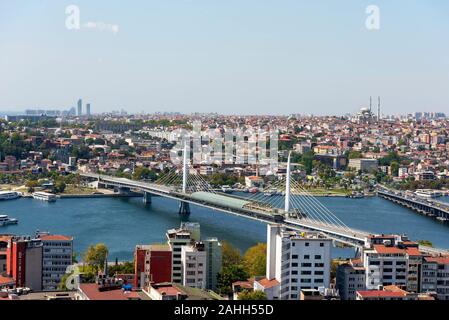 Ariel Ansicht von halic U-Bridge. Die Brücke verbindet die Beyoğlu und Fatih Bezirke auf der europäischen Seite von Istanbul. Stockfoto