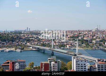 Ariel Ansicht von halic U-Bridge. Die Brücke verbindet die Beyoğlu und Fatih Bezirke auf der europäischen Seite von Istanbul. Stockfoto